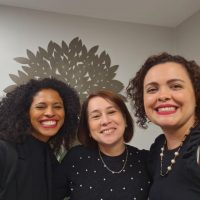 Erika Santos, coordenadora de Relacionamento e Estratégia da Anahp com Simone Baptista, secretária-executiva do Hospital Pró-Cardíaco e Erika Souza, coordenadora de Relacionamento Associativo da Anahp Colab no Hospital Pró-Cardíaco