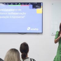Munique Correia, gerente de Compliance da Anahp durante apresentação sobre compliance Colab na Santa Casa de Saúde de São José dos Campos