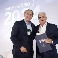 05 - Eduardo Amaro entrega homenagem a José Antônio de Lima, ex-presidente Anahp