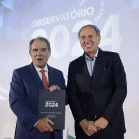 06 - Francisco Balestrin, ex-presidente Anahp, e Eduardo Amaro, durante entrega de homenagem