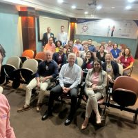Equipe Anahp com gerentes e coordenadores das áreas administrativas e representantes da diretoria do H. do Coração Anis Rassi: Alexandre Gabriel Rassi (diretoria administrativa), Gustavo Gabriel Rassi (diretoria financeira) e Gilmar Pires (diretoria-executiva)