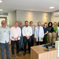 O diretor administrativo Marcelo Gattozzi Henriques Alves junto de gerentes administrativos e assistenciais do Hospital Albert Sabin no Colab Anahp